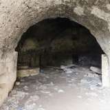 In una per� riusciamo a entrare: sembra una piccola e buia grotta ma � quello che resta del frantoio